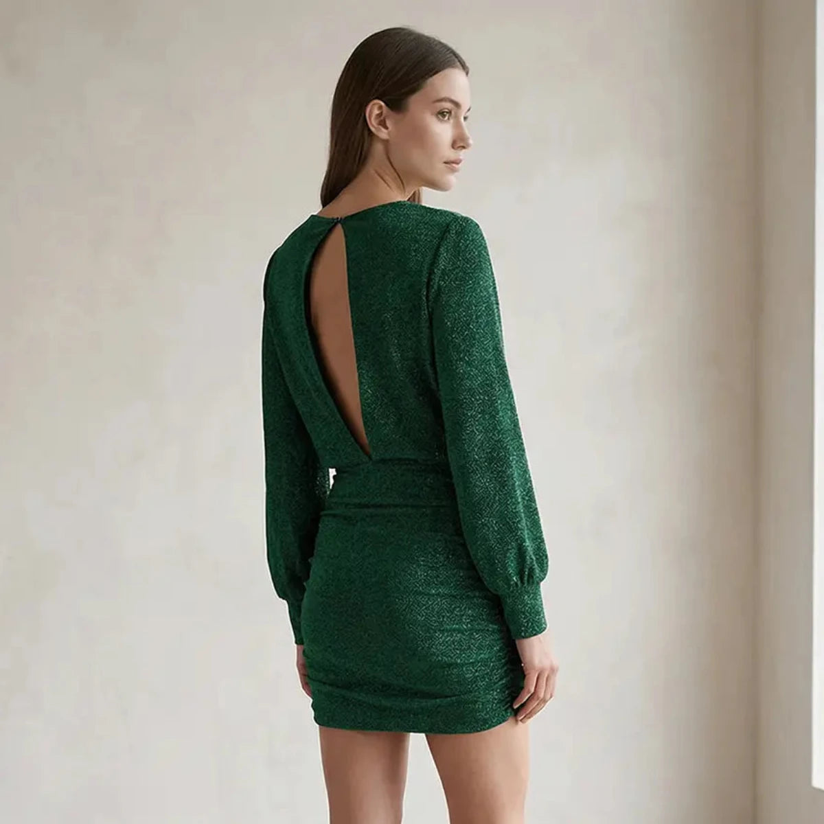 Abito corto drappeggiato in lurex verde ZOE con scollo a V incrociato e apertura sulla schiena indossato da modella – Alessandra Gallo