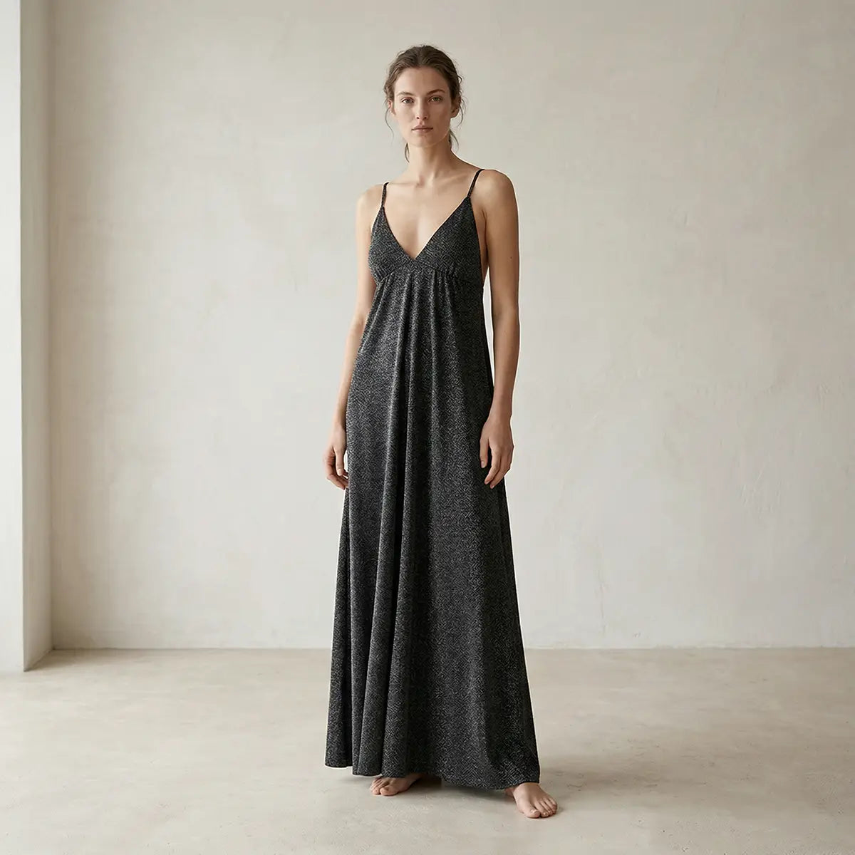 Abito lungo in lurex antracite MICOL con scollo a V e schiena scoperta con spalline incrociate indossato da modella – Alessandra Gallo