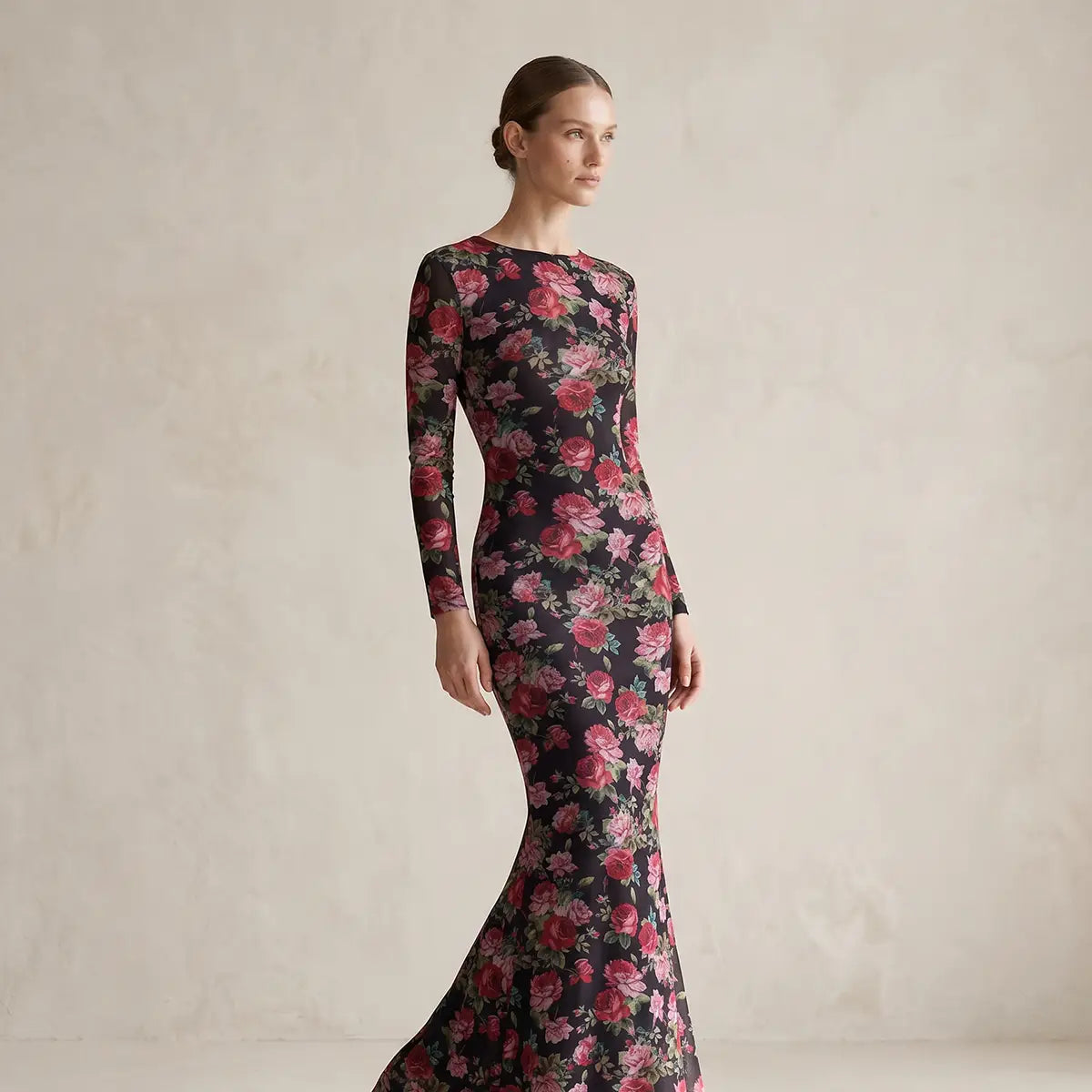 Abito lungo da donna in mesh nero floreale ORNELLA con maniche lunghe indossato da modella – Alessandra Gallo