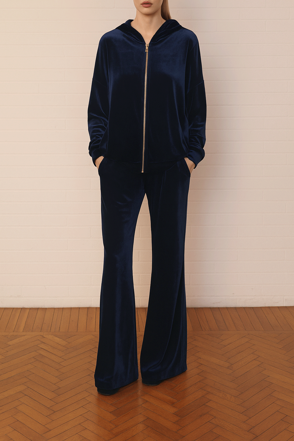 Felpa ADRIEN di Alessandra Gallo in ciniglia blu con cappuccio e chiusura con zip - indossato da modella frontale, Day&Night Collection