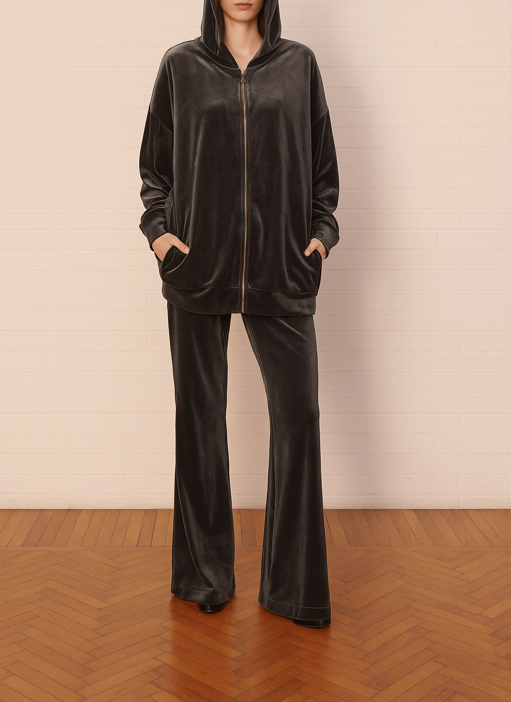 Felpa ADRIEN di Alessandra Gallo in ciniglia grigia con cappuccio e zip - indossato da modella vista frontale, Day&Night Collection