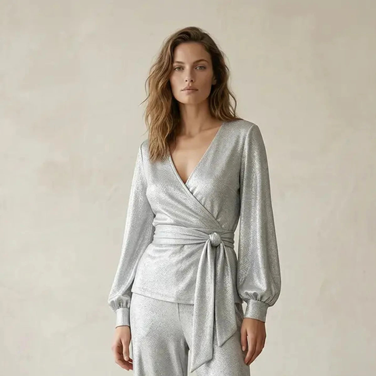 Blusa a portafoglio in lurex argento CLOE con scollo a V e fascia annodata in vita indossata da modella – Alessandra Gallo