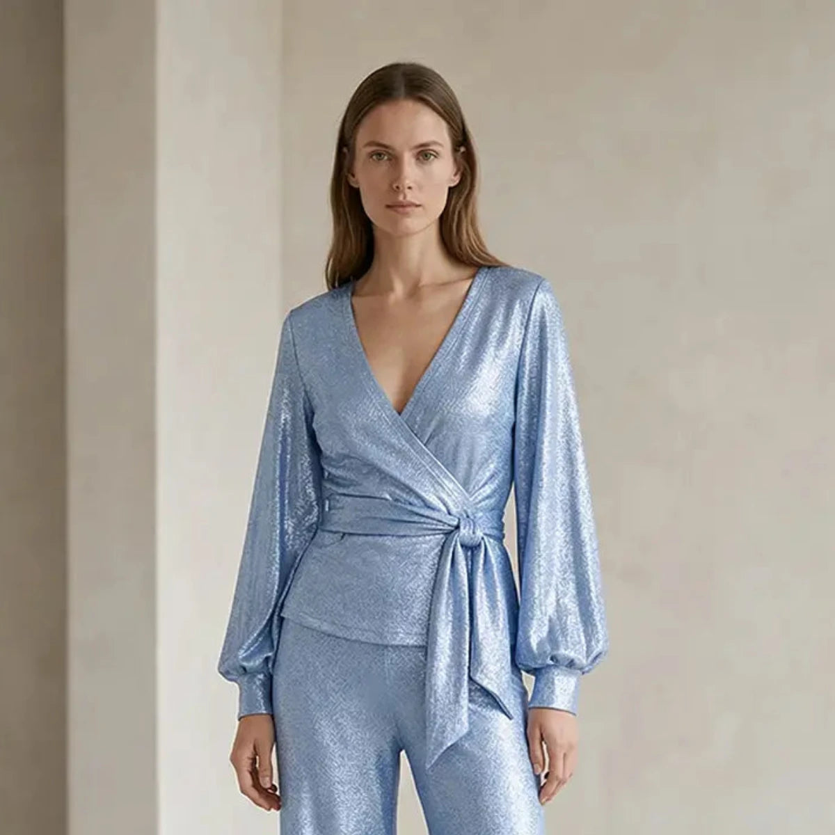 Blusa a portafoglio in lurex azzurra CLOE con scollo a V e fascia annodata in vita indossata da modella – Alessandra Gallo