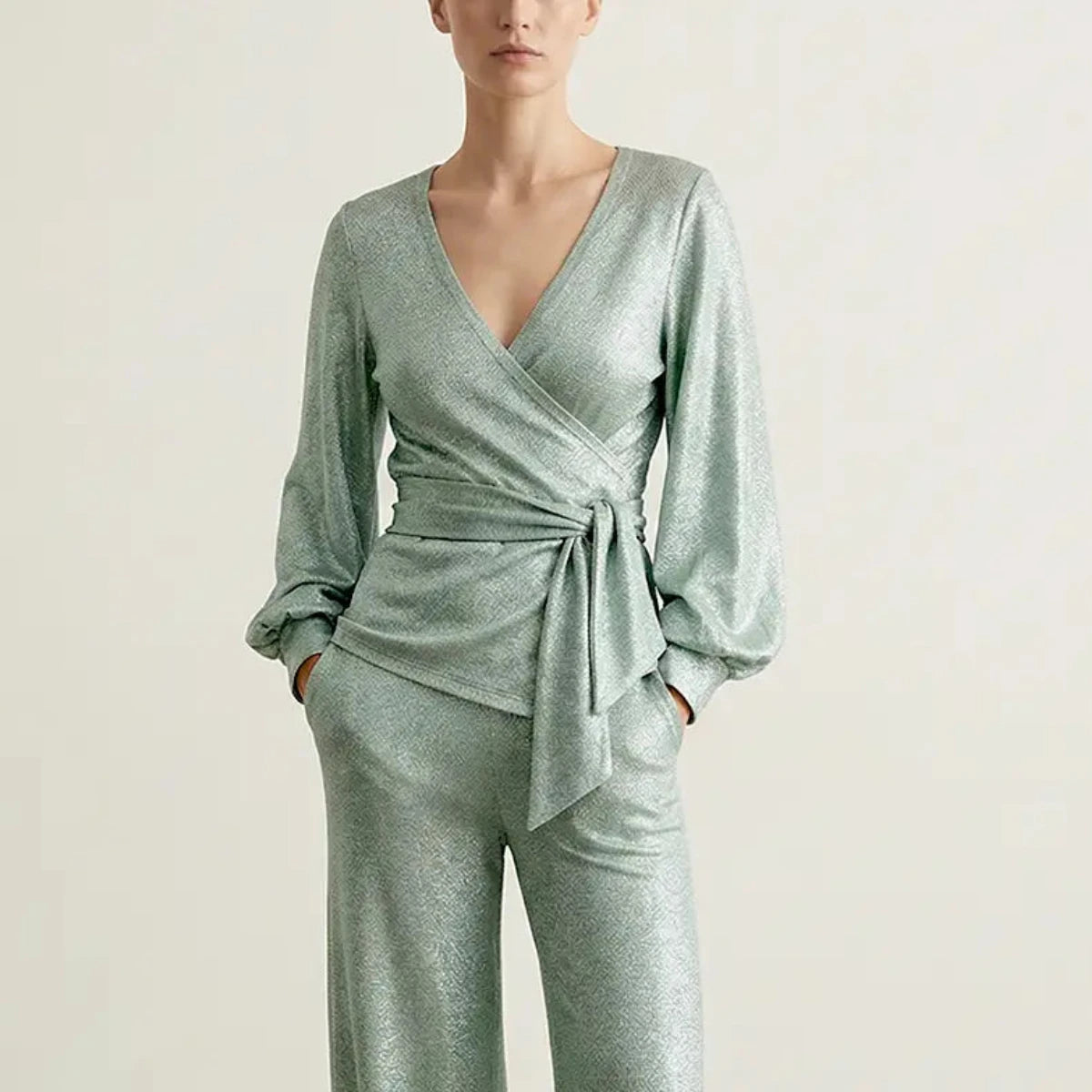 Blusa a portafoglio in lurex verde chiaro CLOE con scollo a V e fascia annodata in vita indossata da modella – Alessandra Gallo