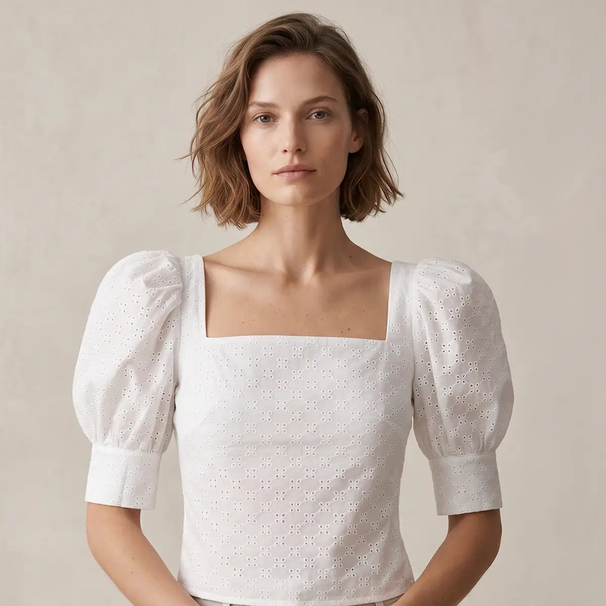 top CAMELIA di Alessandra Gallo con scollo quadrato e maniche a 3/4 a sbuffo in cotone Sangallo -Broderie Collection - Made in Italy - indossato frontale