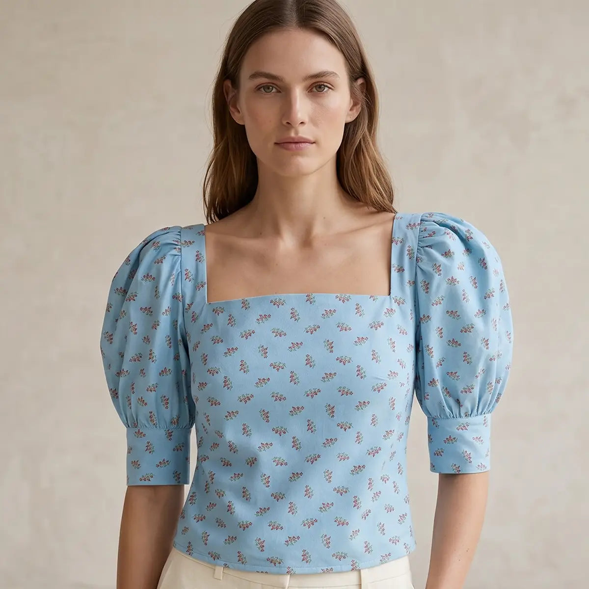 Top CAMELIA di Alessandra Gallo con scollo quadrato, maniche a sbuffo 3/4 in cotone fantasia Stourhead -Made in Italy -Printemps Collection - indossato frontale