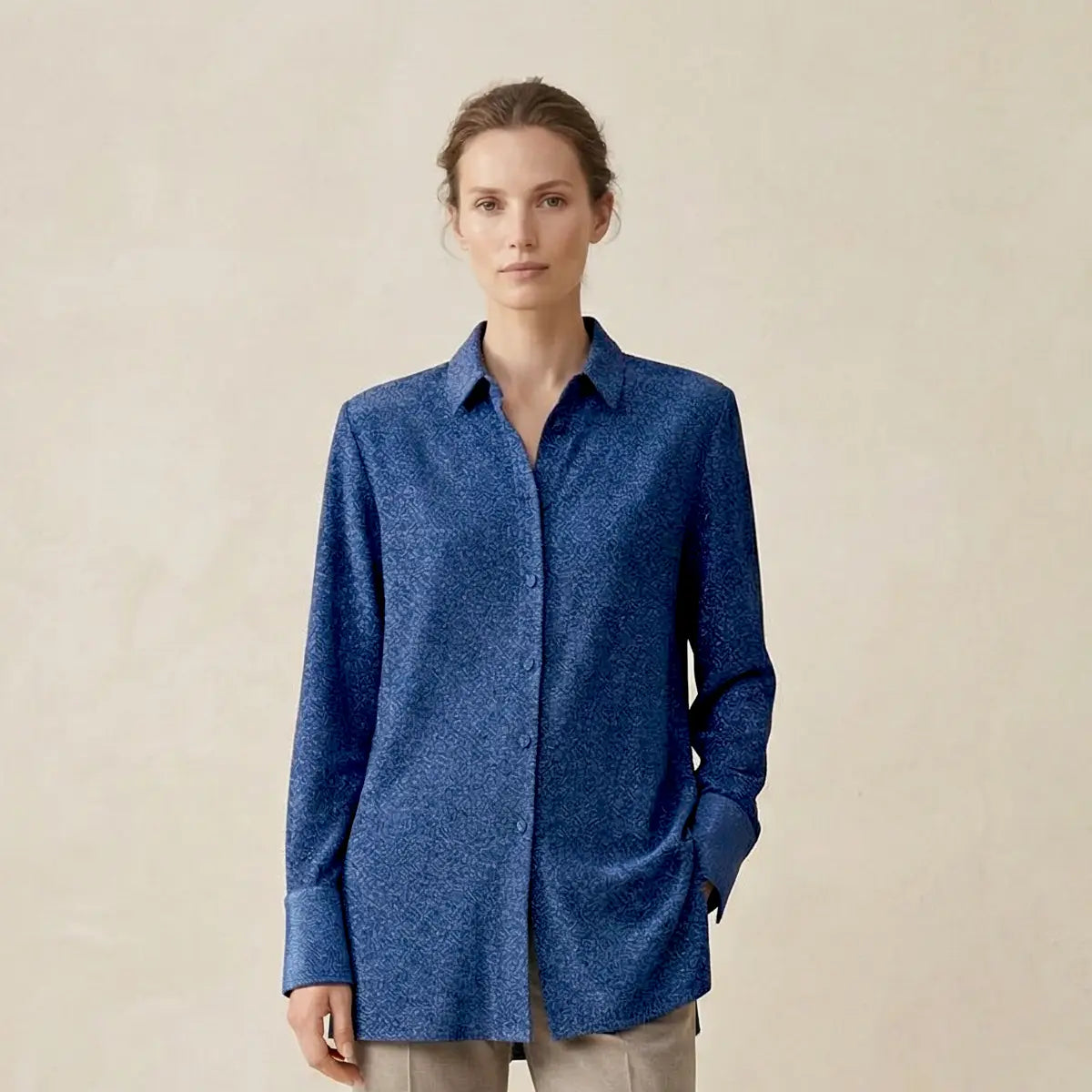 Camicia oversize donna in lurex blu CELESTE a maniche lunghe indossata da modella – Alessandra Gallo