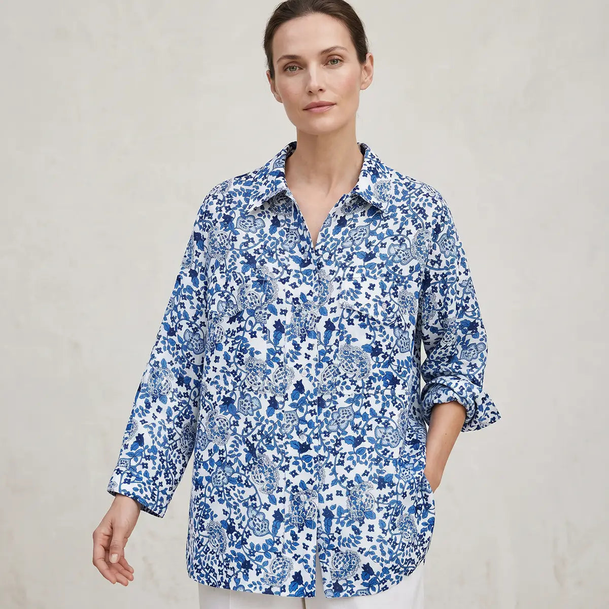 LEILA camicia lino oversize in fantasia Blue obsession di alessandra Gallo - indossato frontale