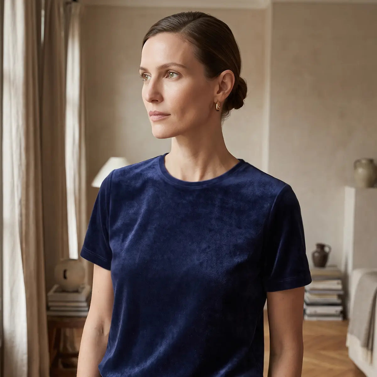 CARMEN, t-shirt in ciniglia blu con girocollo e maniche corte, su modella.
