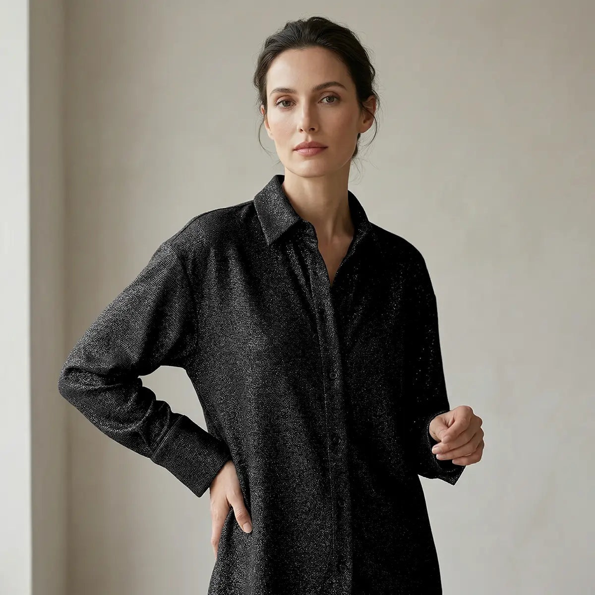 CELESTE, camicia in lurex nero, su modella.