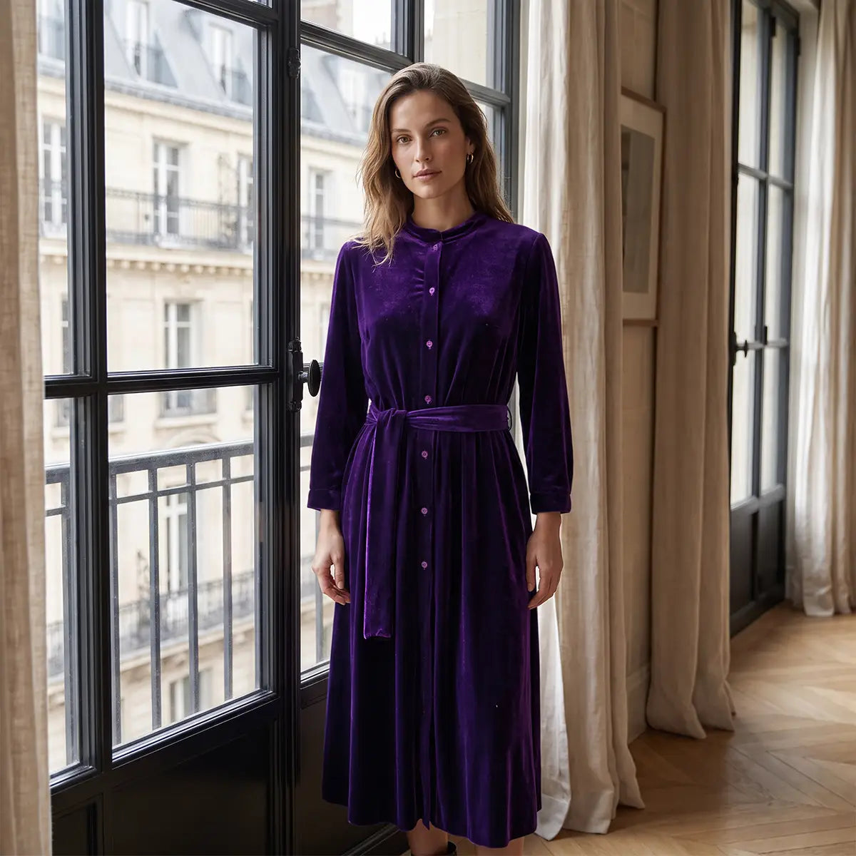CLELIA MIDI, abito midi in ciniglia viola con cintura, bottoni sul davanti e gonna ampia, su modella.