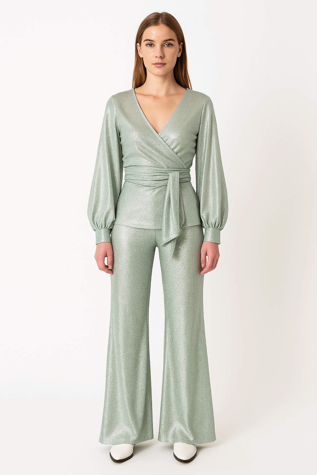 CLOE blusa portafoglio Alessandra Gallo in lurex verde chiaro con maniche a sbuffo indossato frontale