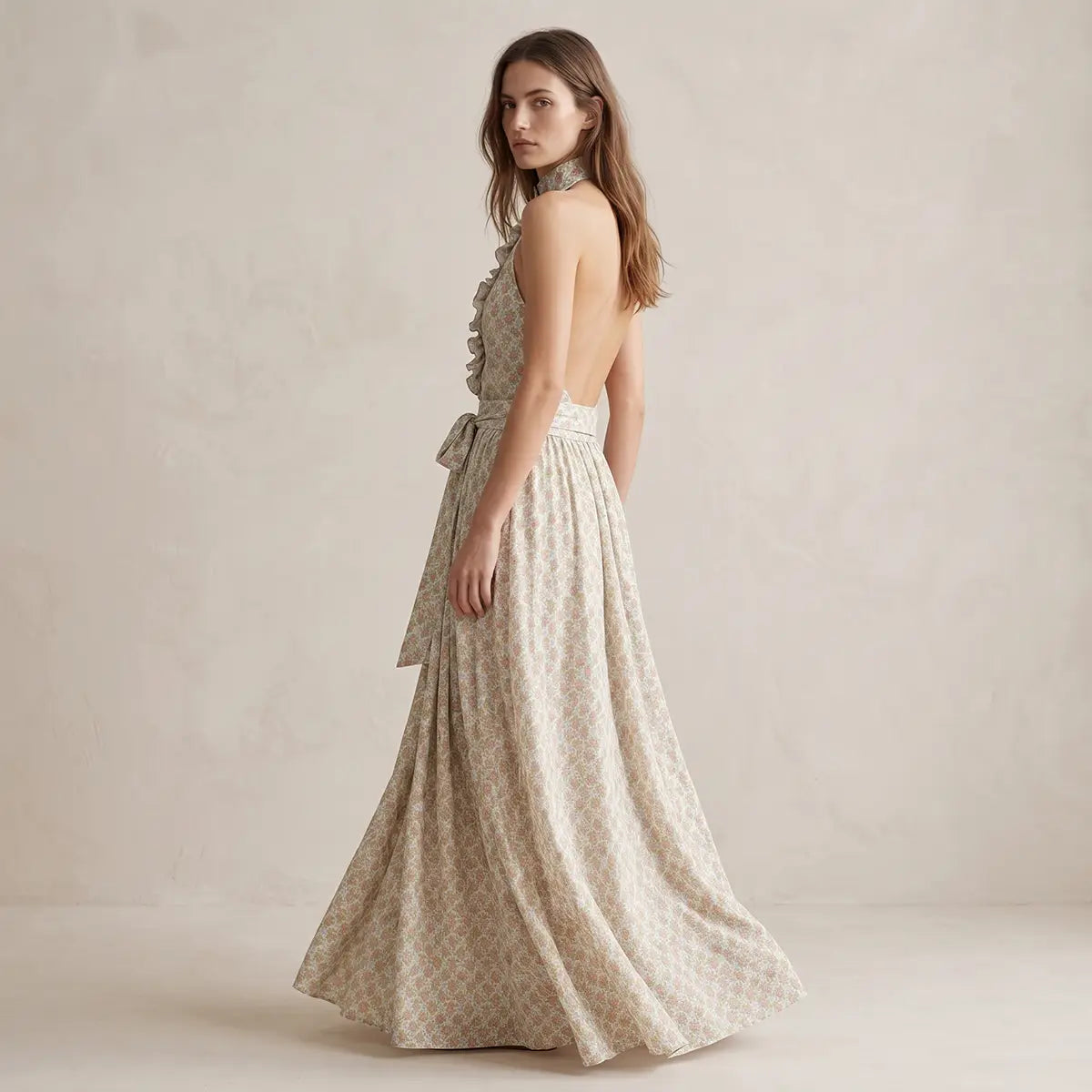 ORCHIDEA top di Alessandra Gallo con schiena nuda e fiocco, bottoni centrali ricoperti e volant in cotone fantasia Ephrussi - Printemps Collection - Made in Italy - indossato frontale