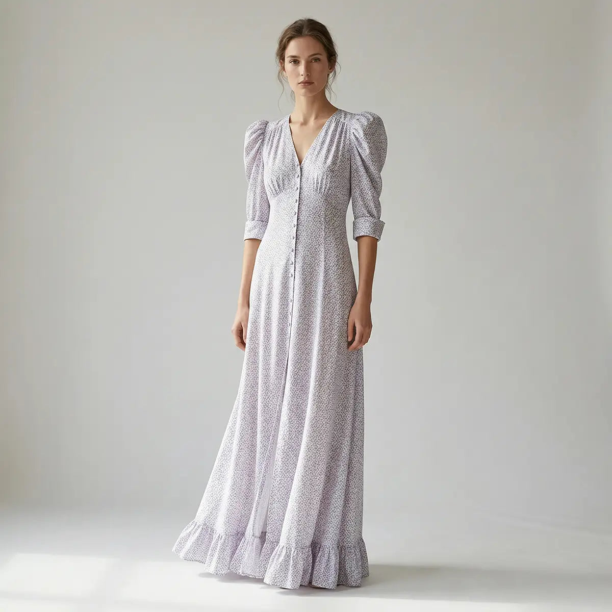 Abito lungo GIGLIO di Alessandra Gallo con scollo a V, bottoni foderati centrali, maniche a 3/4 a sbuffo e volant in cotone fantasia Nets - Made in Italy - Printemps Collection - indossato frontale