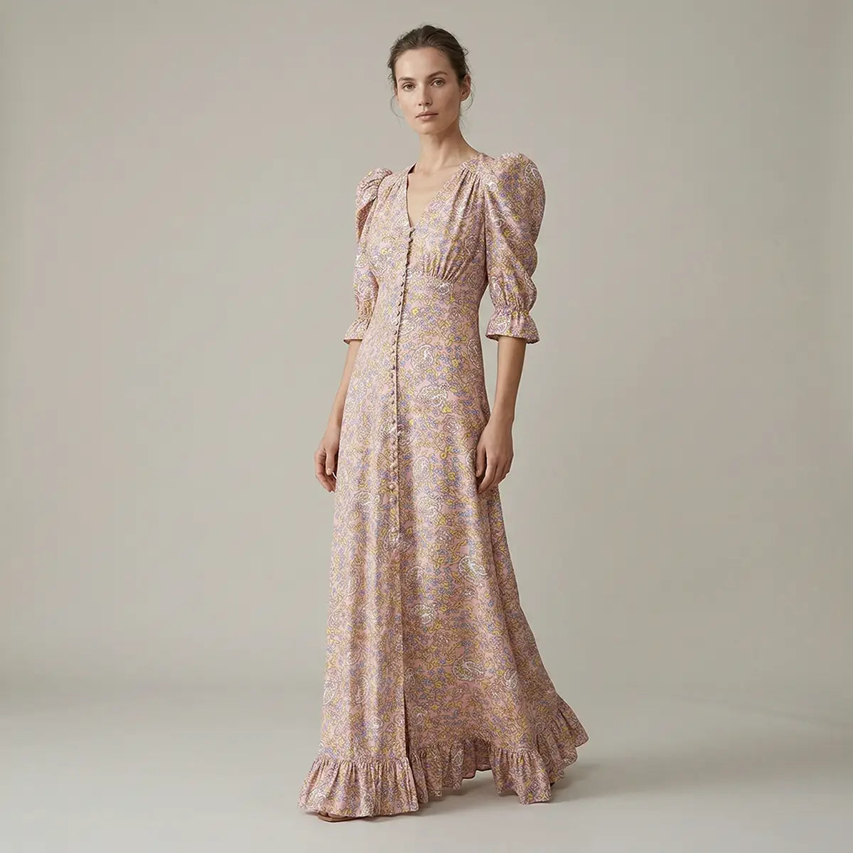 Abito lungo GIGLIO di Alessandra Gallo con scollo a V, bottoni foderati centrali, maniche a 3/4 a sbuffo e volant in cotone fantasia Pink Obsession - Made in Italy - The Obsession Collection - indossato frontale