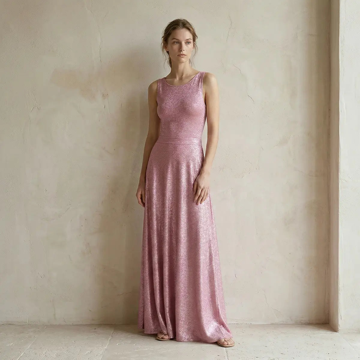 Gonna lunga in lurex rosa TOSCA con vita elasticizzata indossata da modella – Alessandra Gallo