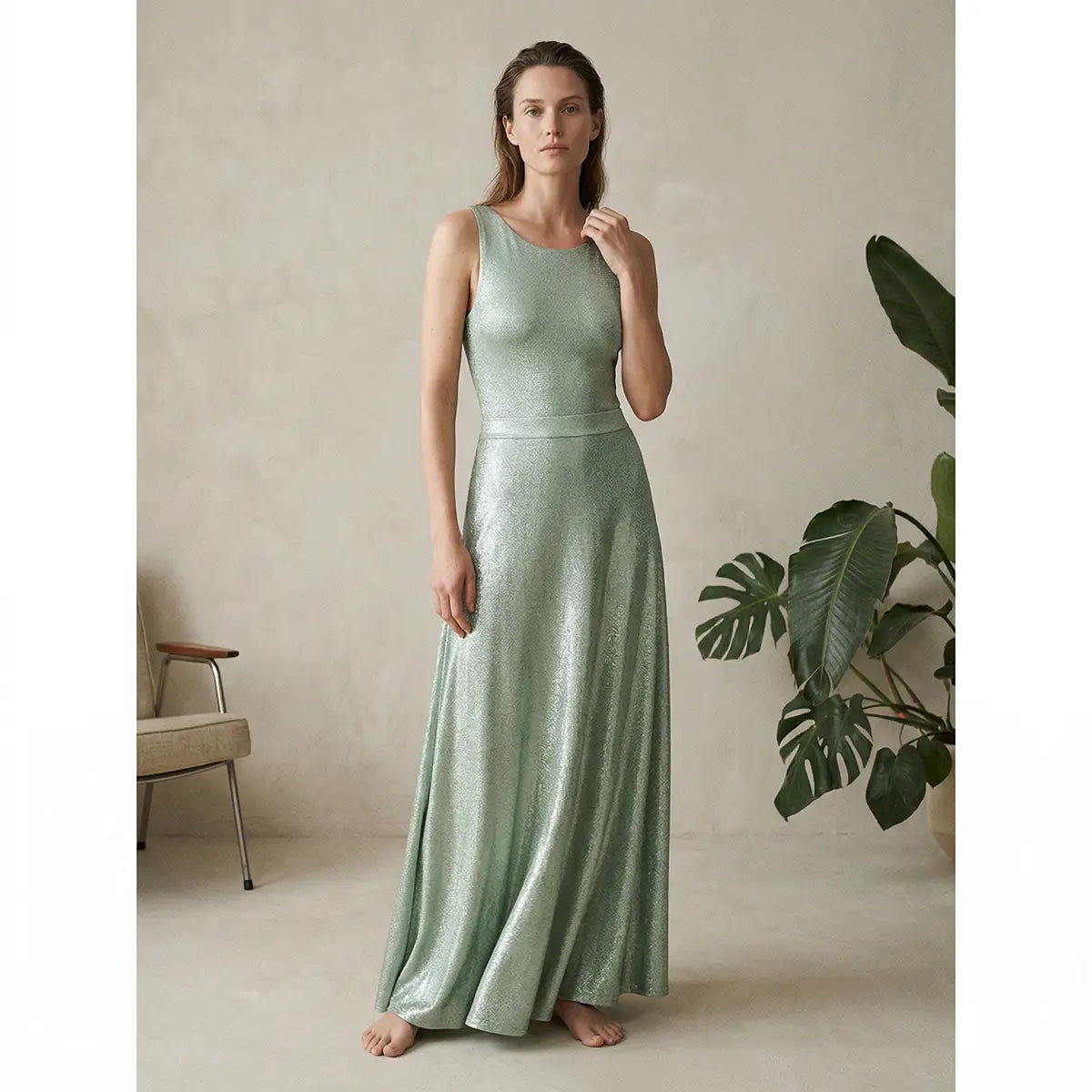 Gonna lunga in lurex verde chiaro TOSCA con vita elasticizzata indossata da modella – Alessandra Gallo