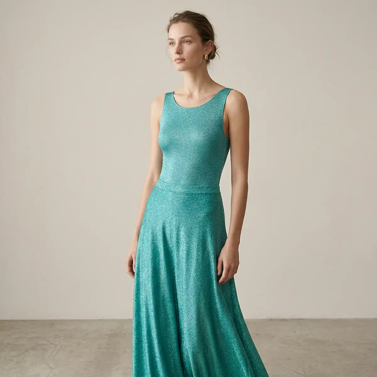Gonna lunga in lurex verde TOSCA con vita elasticizzata indossata da modella – Alessandra Gallo