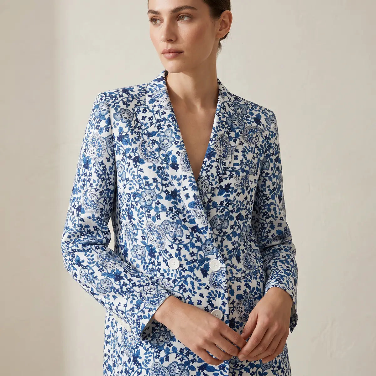 IRA giacca doppiopetto in lino fantasia blue obsession di Alessandra Gallo - indossata frontale - the obsession collection
