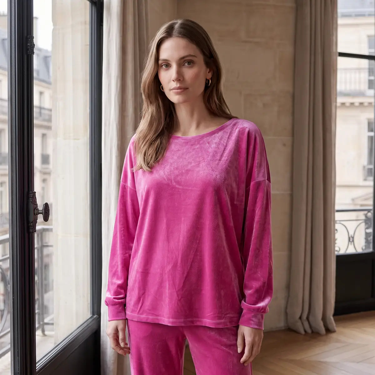 LAVINIA, felpa in ciniglia fucsia con scollo a barchetta, maniche ampie raccolte ai polsi, su modella.