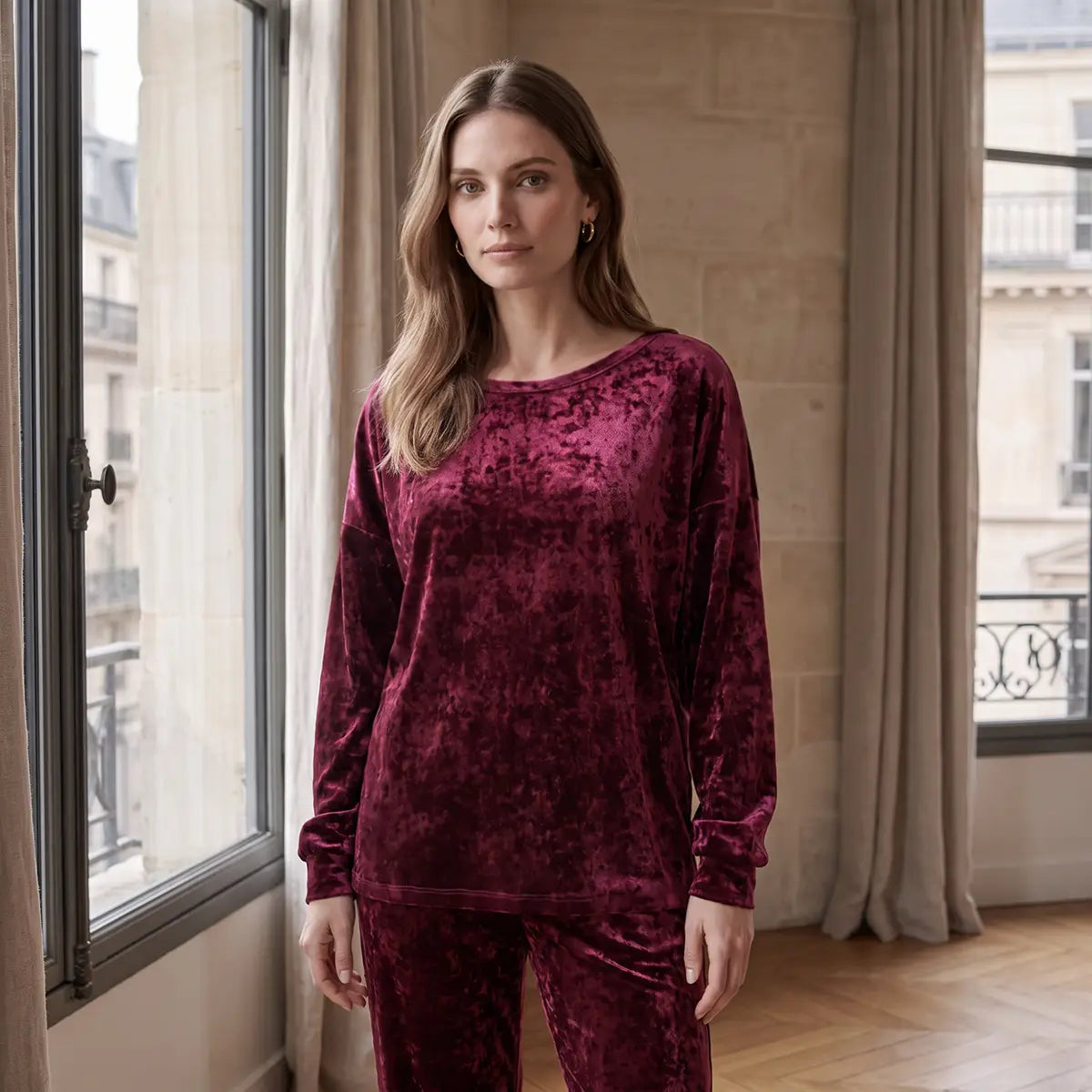 LAVINIA, felpa in ciniglia martellata bordeaux con scollo a barchetta, maniche ampie raccolte ai polsi, su modella.