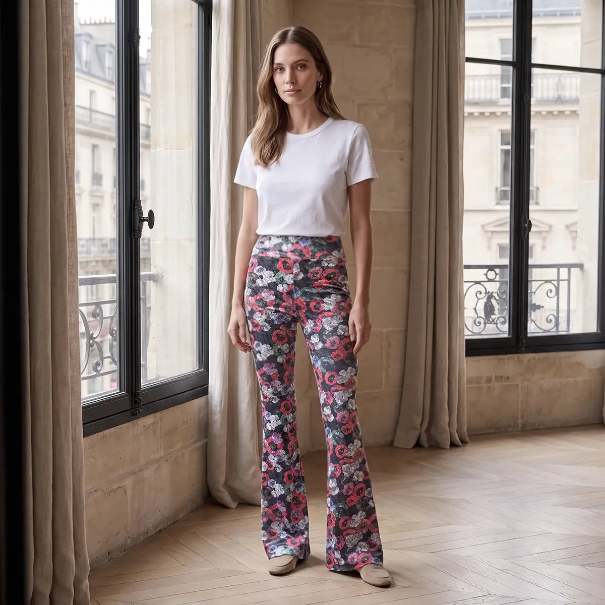 LOLA, pantalone a zampa in ciniglia martellata floreale, su modella.