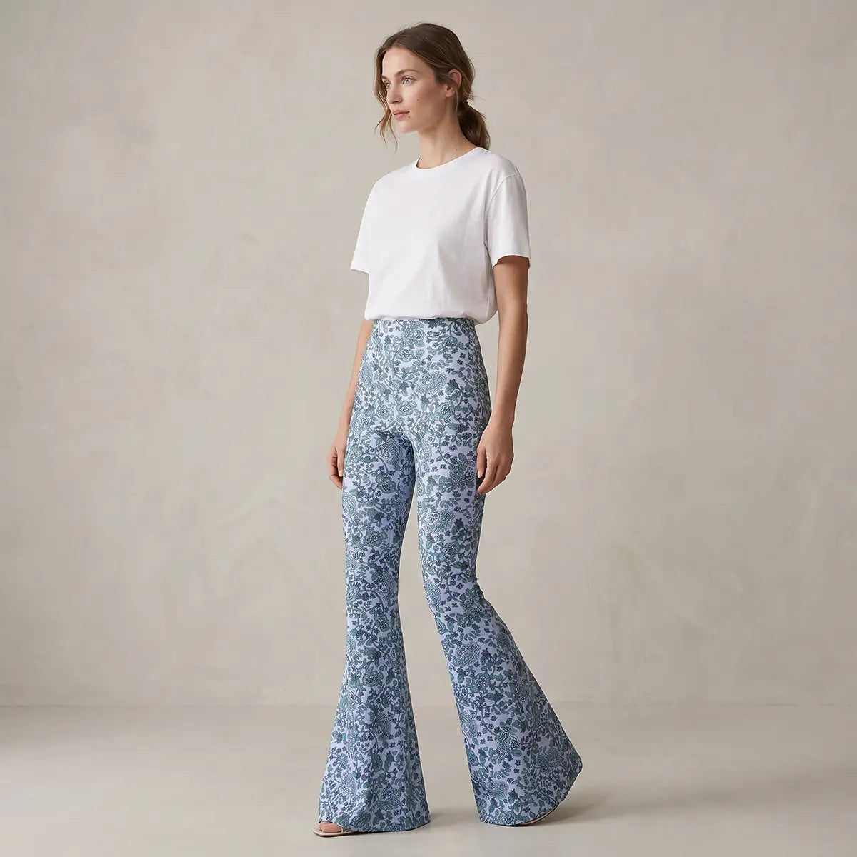 LOLA pantalone a zampa in lycra fantasia Green Obsession con vita alta elasticizzata di Alessandra Gallo - Made in Italy - the Obsession Collection - indossato frontale