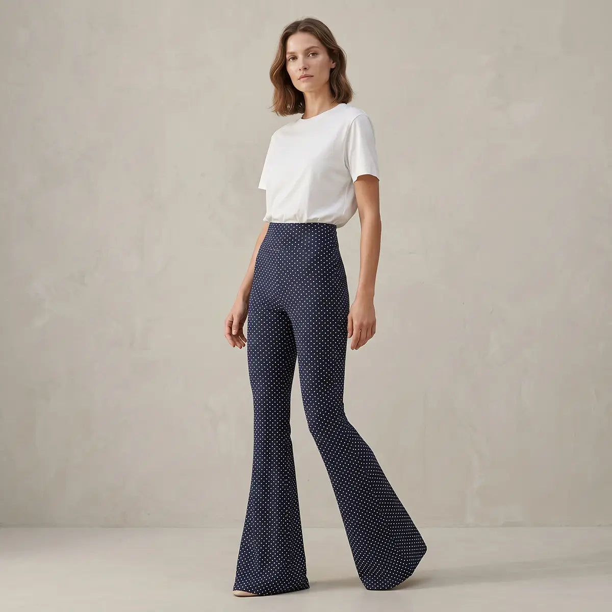 LOLA pantaloni a zampa in lycra fantasia Pois con vita alta elasticizzata di Alessandra Gallo - Made in Italy - The Stretch Collection - indossato frontale