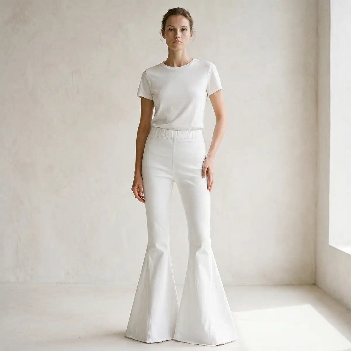 LOLISSIMA, pantalone a zampa in cotone bianco, su modella.