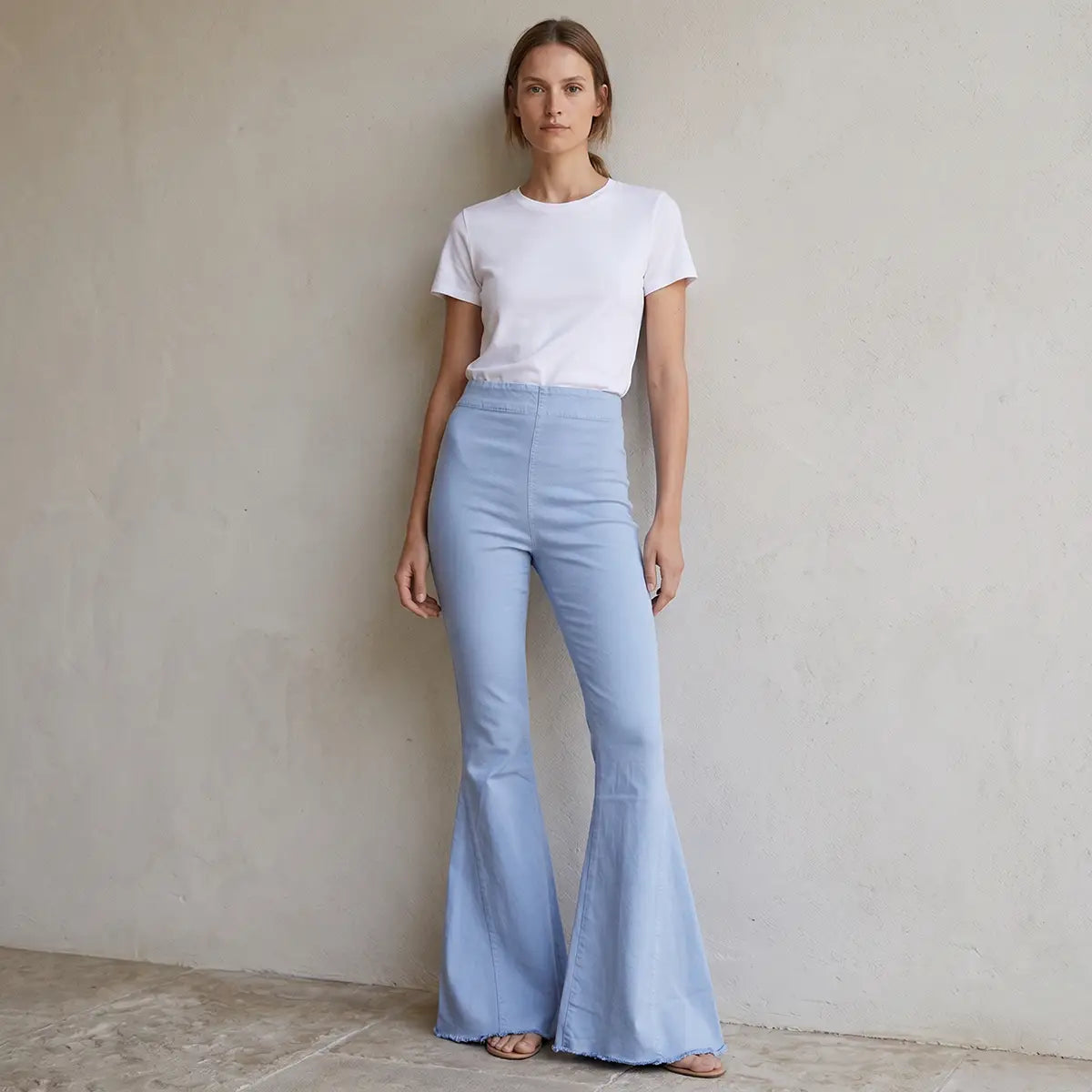 LOLISSIMA, pantalone a zampa in cotone carta da zucchero, su modella.