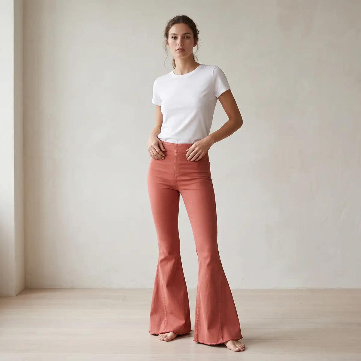 LOLISSIMA, pantalone a zampa in cotone mattone, su modella.