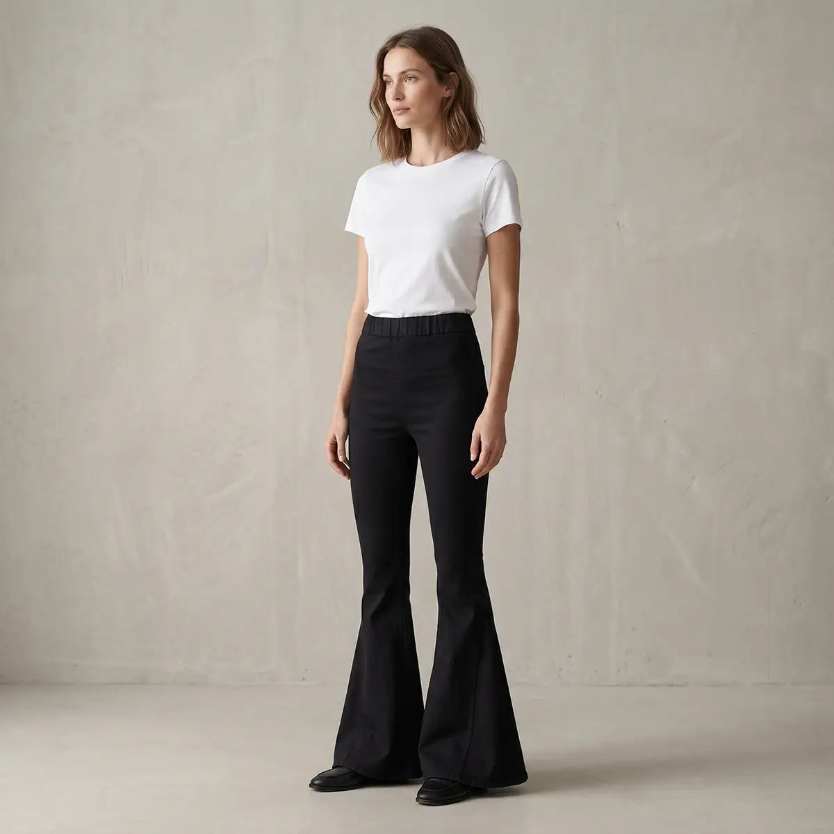 LOLISSIMA, pantalone a zampa in cotone nero, su modella.