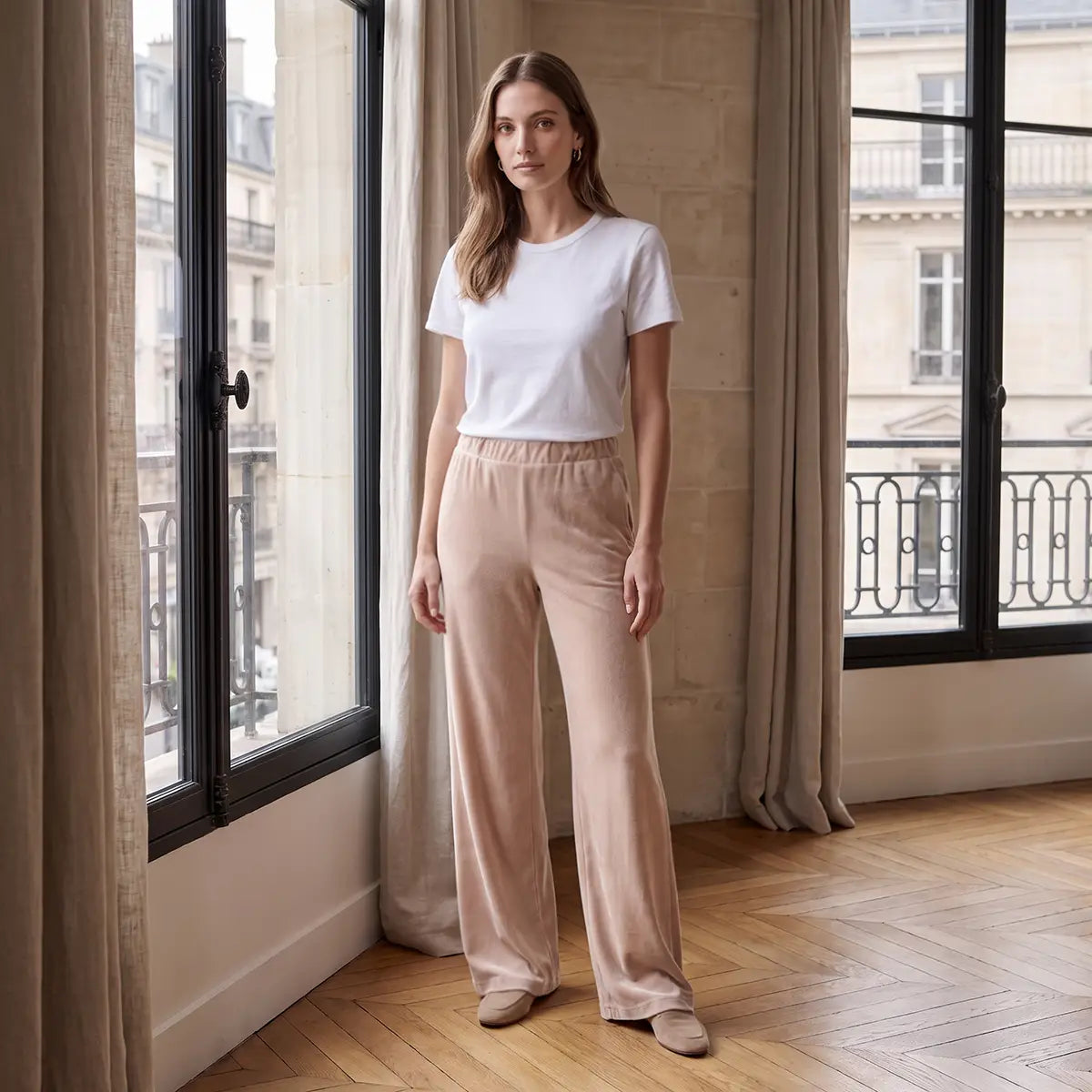 MAXIE, pantalone palazzo in ciniglia beige, su modella.