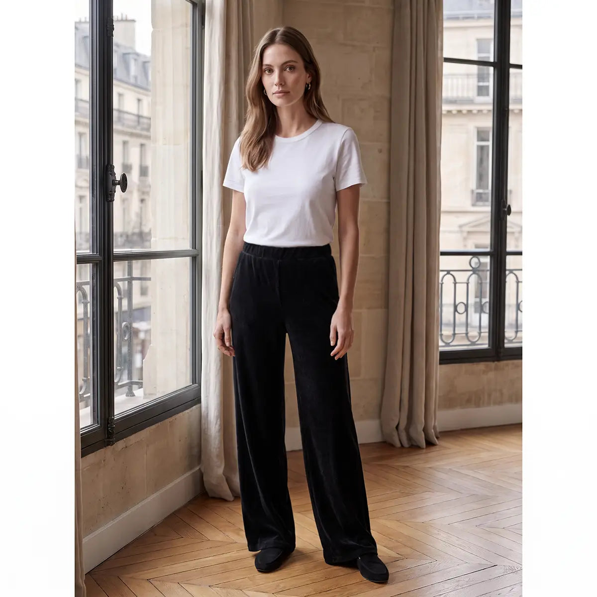 MAXIE, pantalone palazzo in ciniglia nera, su modella.