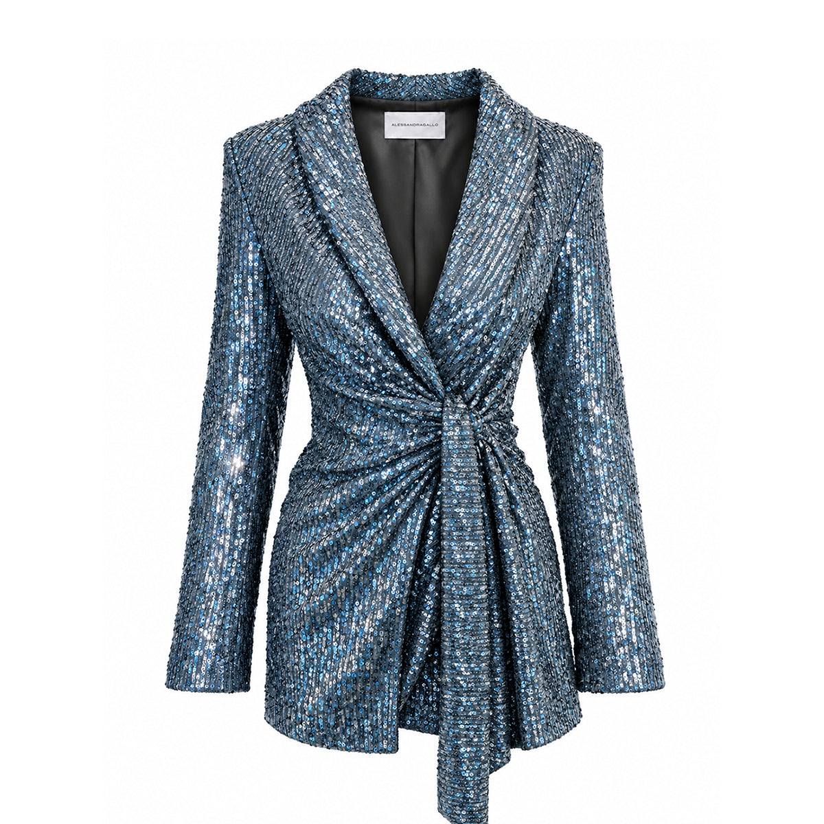 MEROPE, giacca a portafoglio in paillettes azzurre con revers e cintura annodata sul fianco.