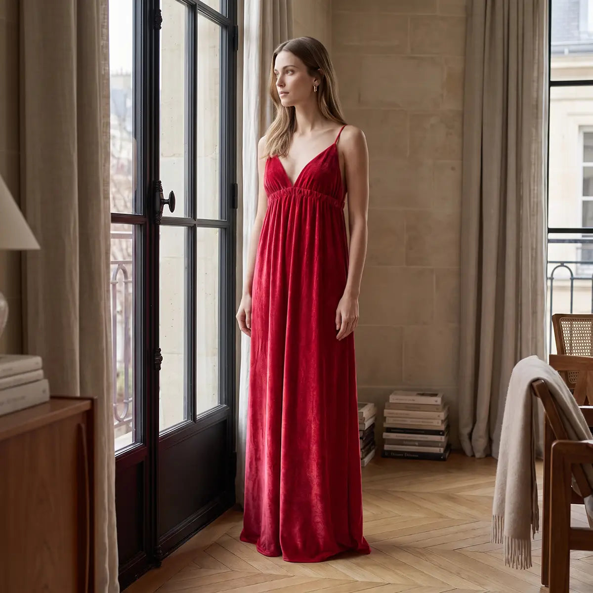 MICOL, abito lungo in ciniglia rossa con scollo a V e spalline sottili, su modella.