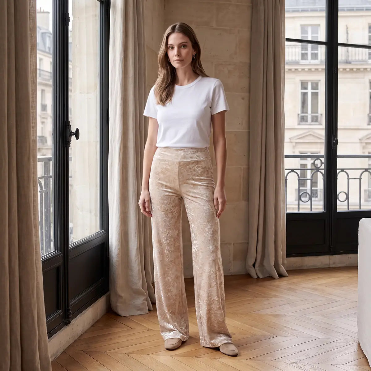 MIMI, pantalone palazzo in ciniglia martellata champagne, su modella.