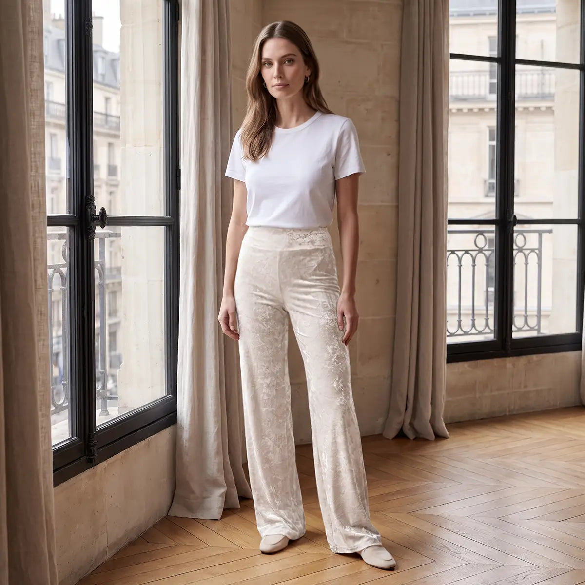 MIMI, pantalone palazzo in ciniglia martellata crema, su modella.