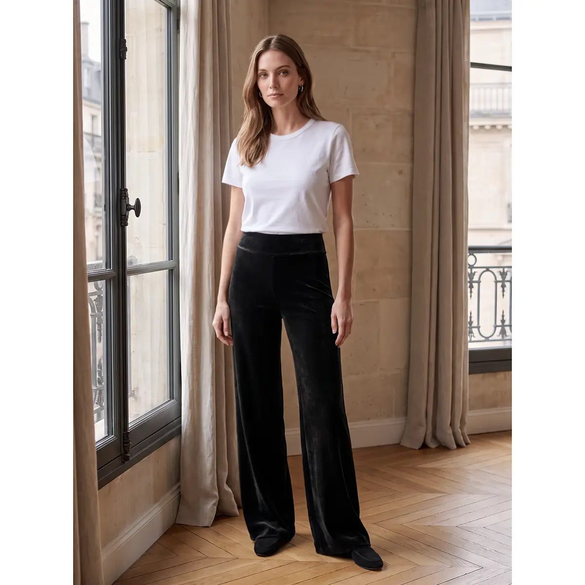 MIMI, pantalone palazzo in ciniglia nera, su modella.