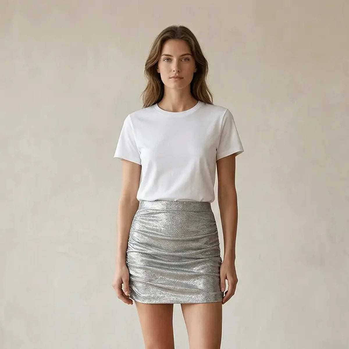 Minigonna drappeggiata in lurex argento NINA indossata da modella – Alessandra Gallo