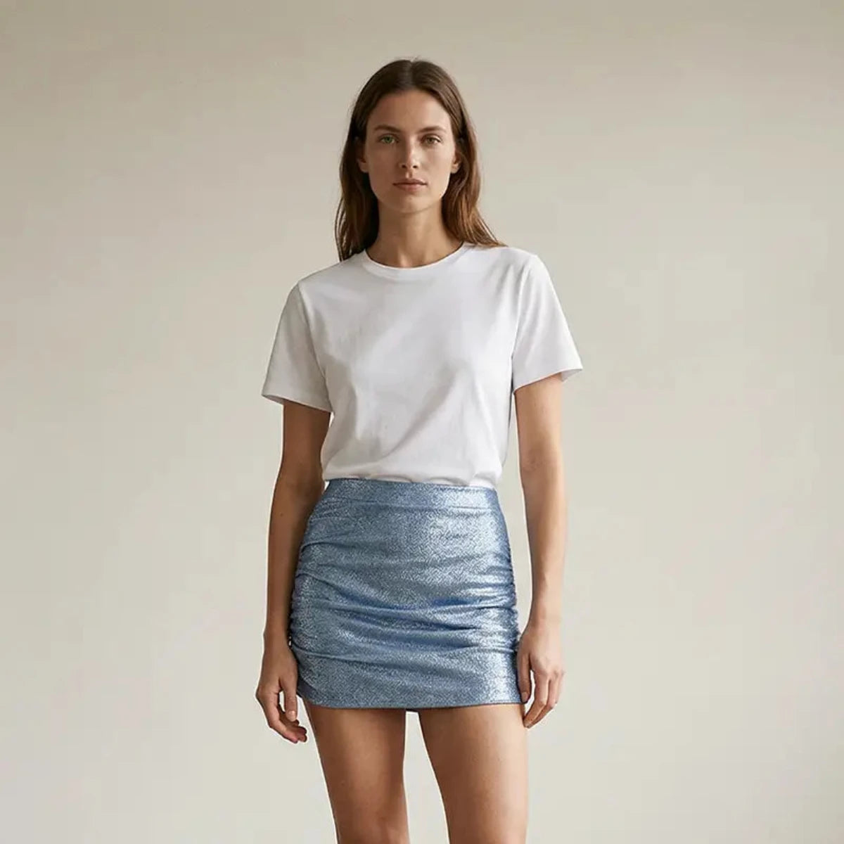 Minigonna drappeggiata in lurex azzurra NINA indossata da modella – Alessandra Gallo