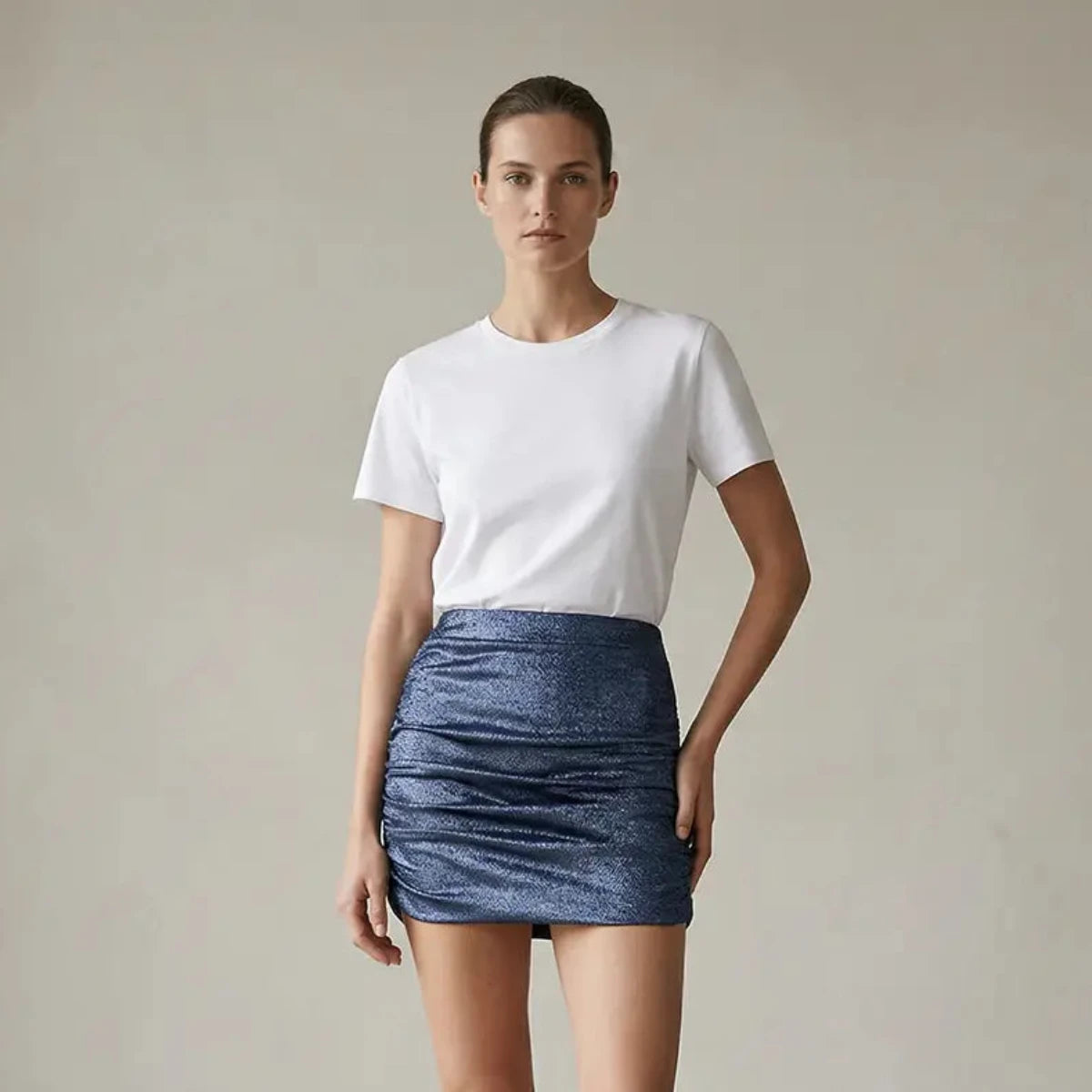 Minigonna drappeggiata in lurex blu NINA indossata da modella – Alessandra Gallo