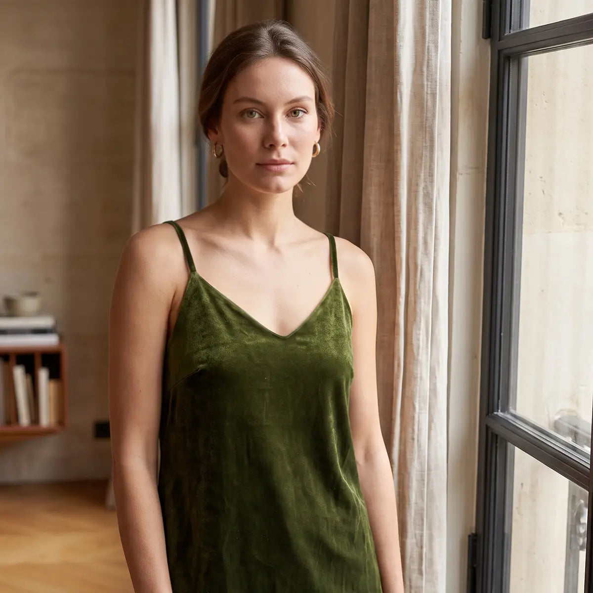MIRTA, top canotta in ciniglia verde militare con scollo a V e spalline sottili, su modella.