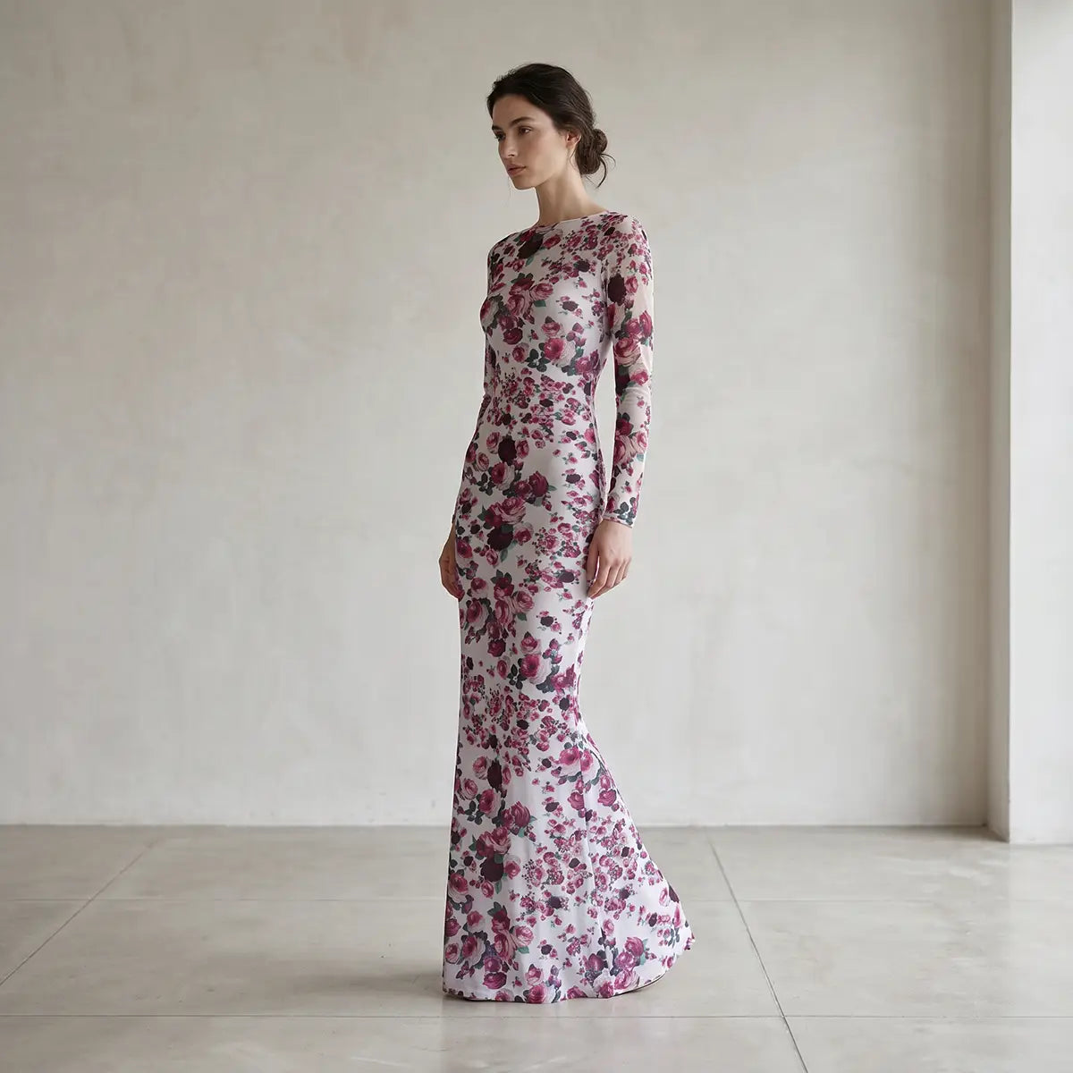 ORNELLA, abito lungo in mesh bianco con rose rosa, su modella.