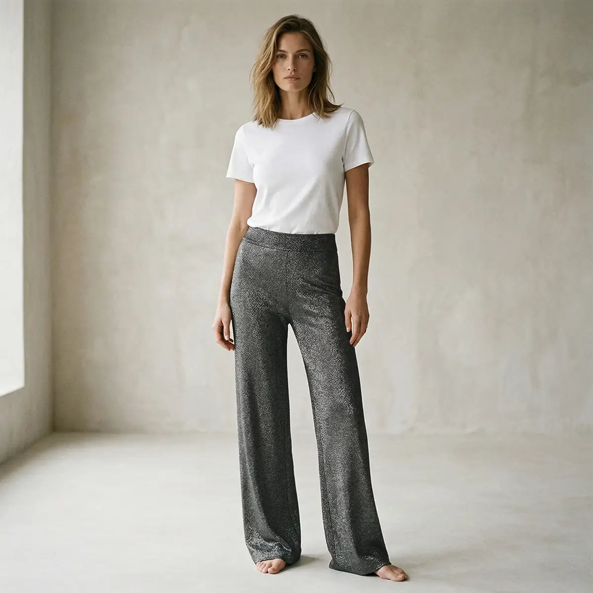 Pantalone palazzo in lurex antracite MIMI a vita elasticizzata e gamba larga indossato da modella – Alessandra Gallo