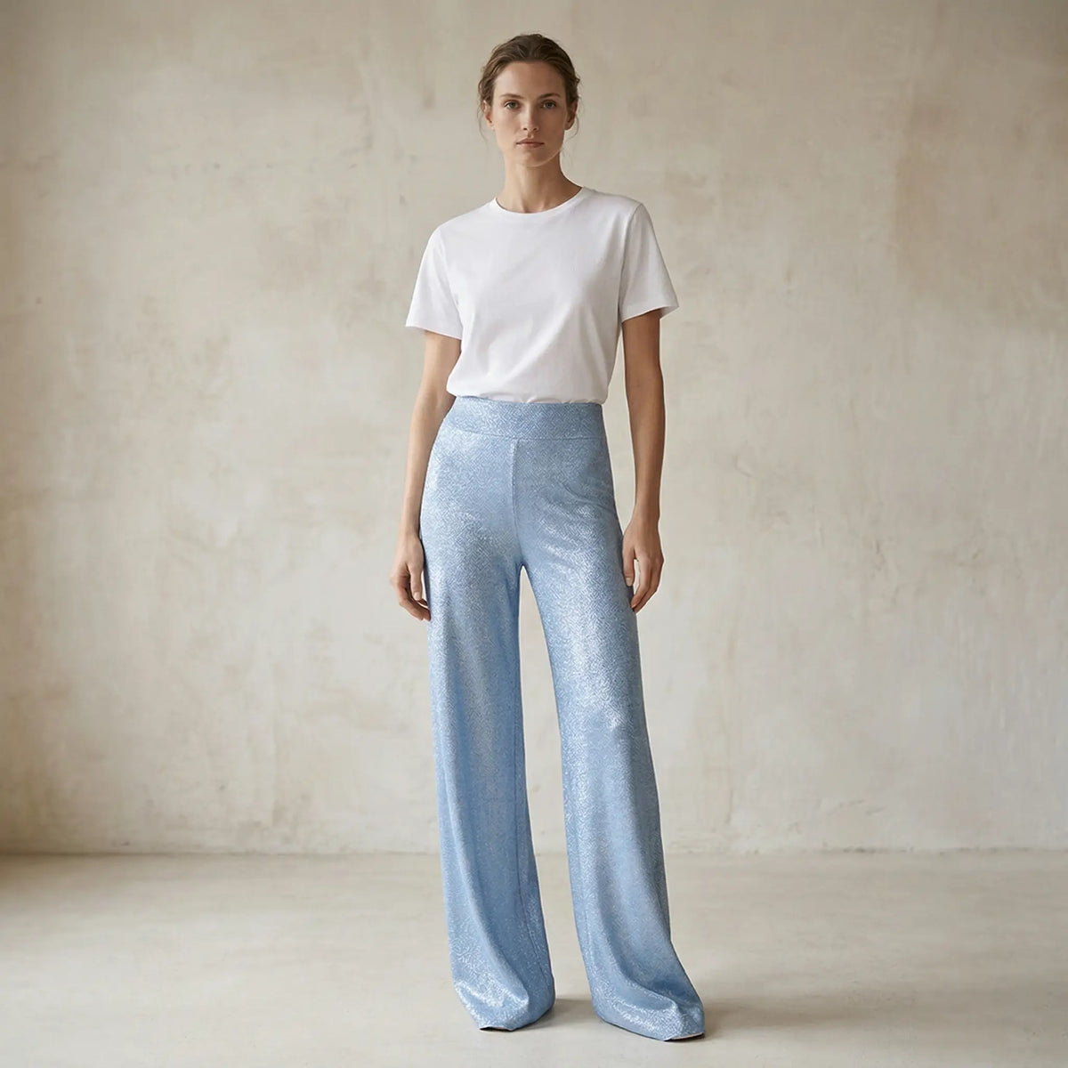 Pantalone palazzo in lurex azzurro MIMI a vita elasticizzata e gamba larga indossato da modella – Alessandra Gallo