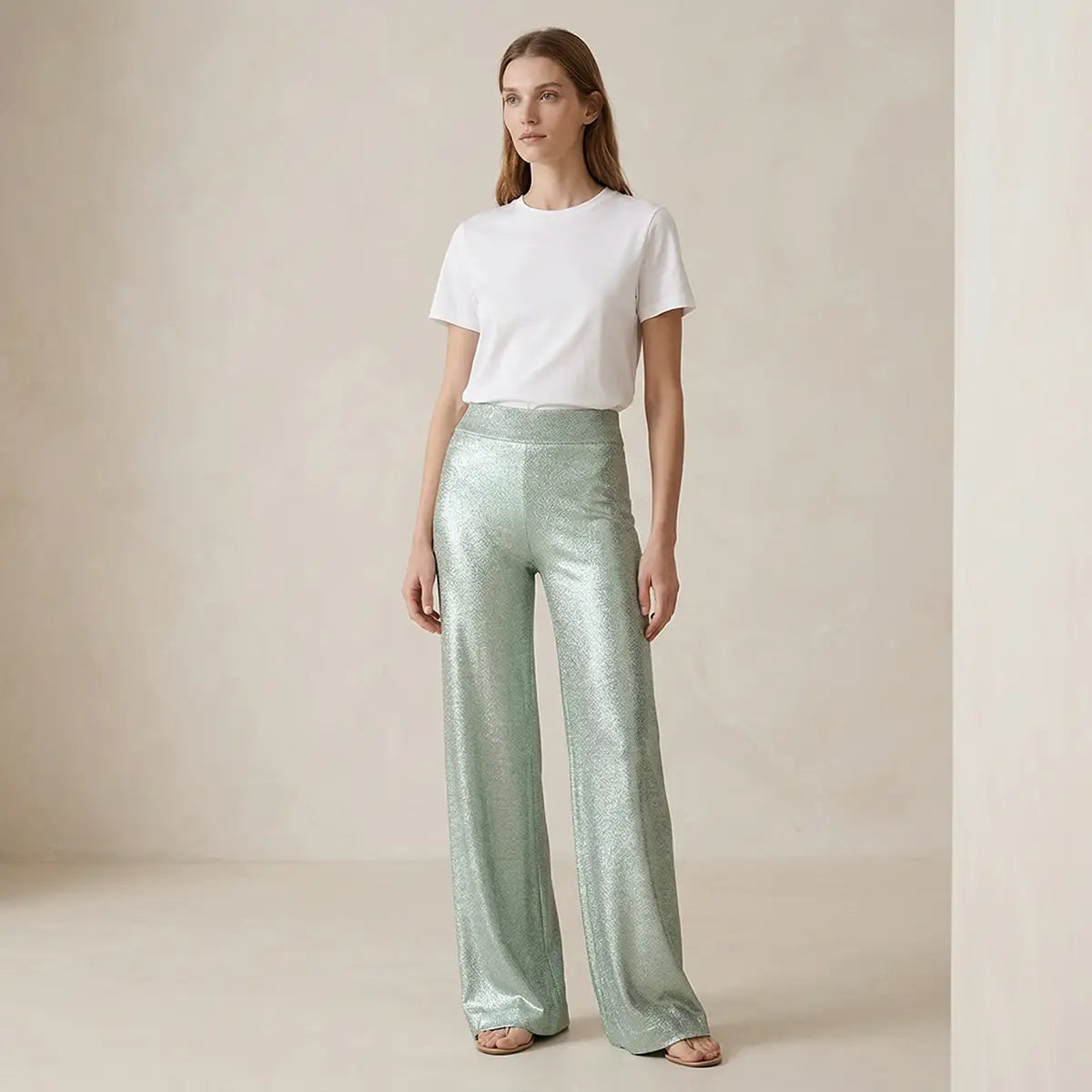 Pantalone palazzo in lurex verde chiaro MIMI a vita elasticizzata e gamba larga indossato da modella – Alessandra Gallo