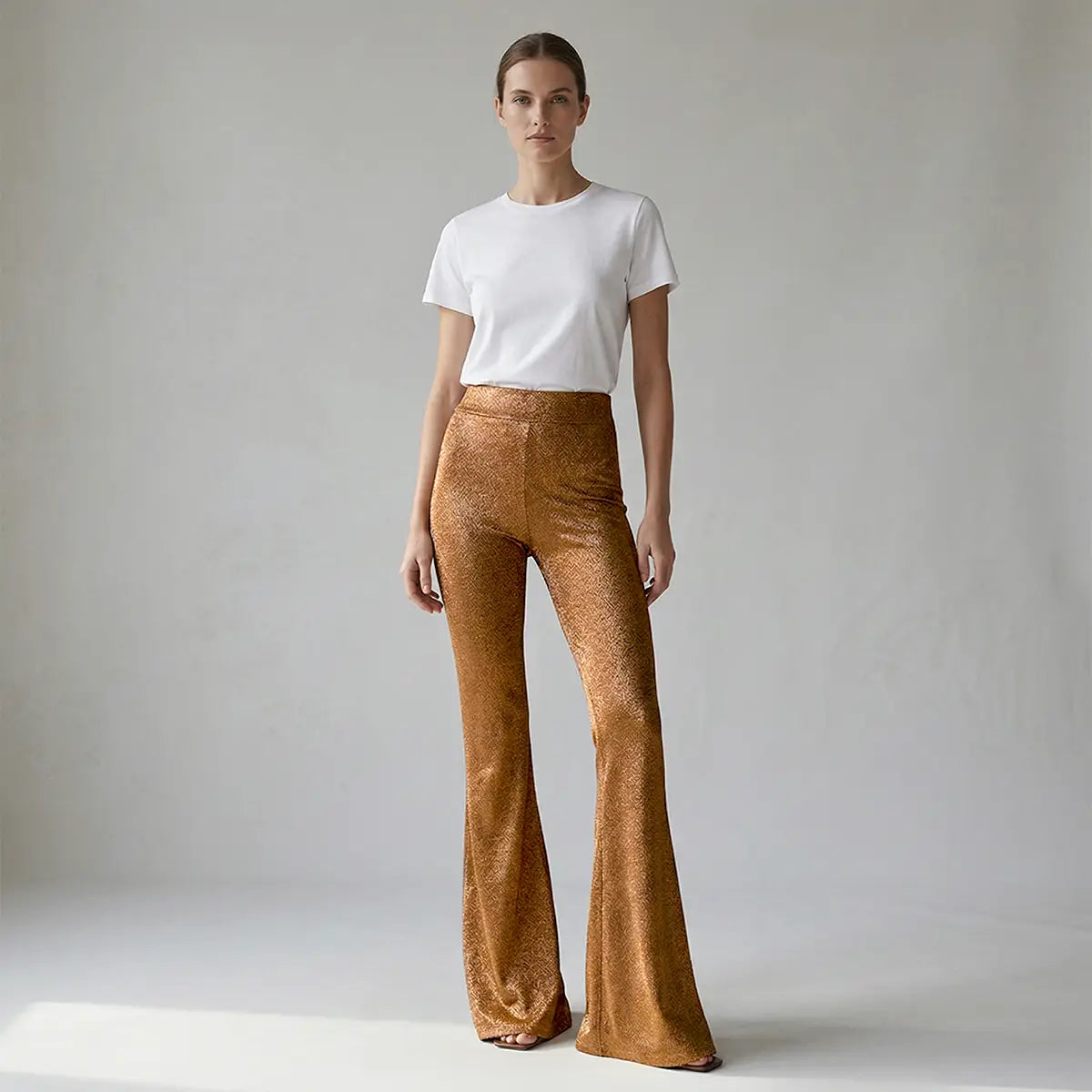 Pantalone a zampa in lurex bronzo chiaro LOLA con vita elasticizzata indossato da modella – Alessandra Gallo