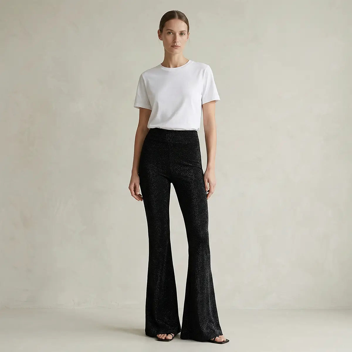 Pantalone a zampa in lurex nero LOLA con vita elasticizzata indossato da modella – Alessandra Gallo