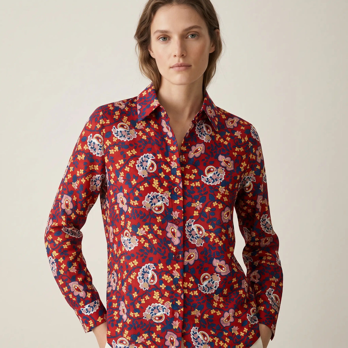 PEONIA, camicia in mussola di cotone Red Obsession, su modella.
